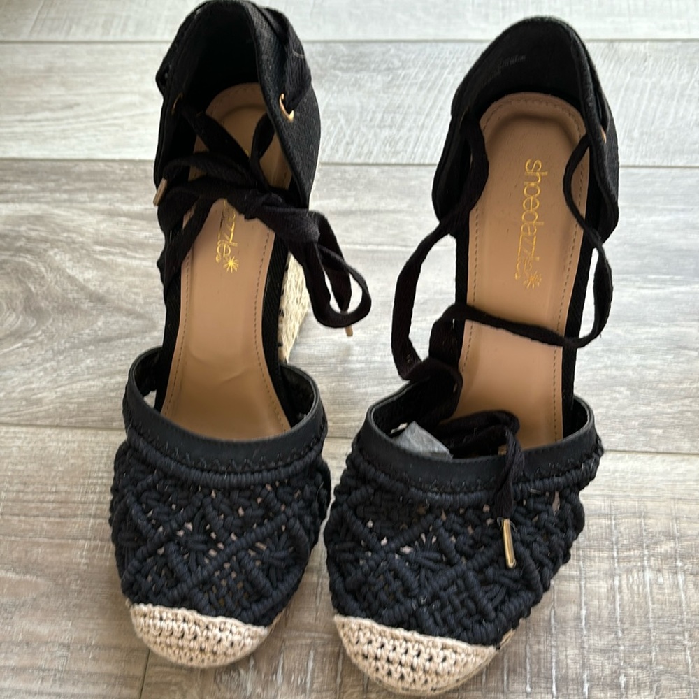 Shoedazzle heels with crochet front black and cream. Size 7.5